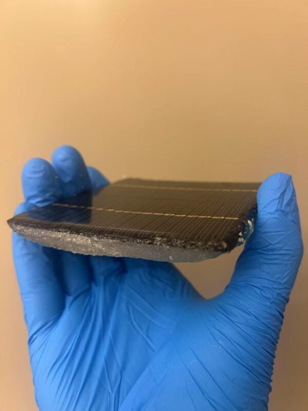 Hydrogel applied under a solar cell that improves its longevity by 200%