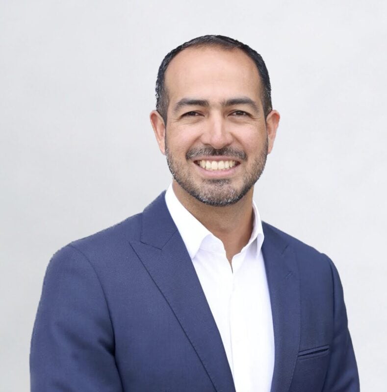 Andrés Acosta headshot.